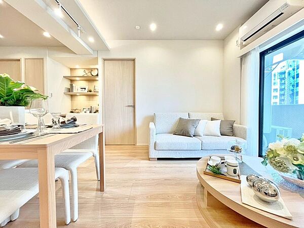 インテリアショップで見掛けた「あの家具」も置ける、ゆったりとした空間。時に広さが上質な寛ぎの時間になる事も。