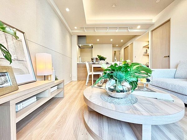 お洒落な木目の風合いが柔らかな陽光に照らされ、何とも言えない高級感を生み出します。造りこんだ空間演出の妙が生み出す光と質のハーモニーはこの住宅のクオリティの良さを実感させてくれます。