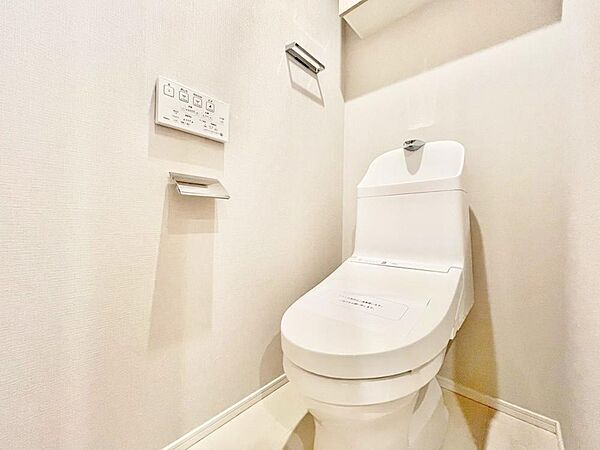 十分な広さと清潔感のあるカラーで纏まったおトイレ。ＬＤＫや居室とは離れており、洗面や浴室とも別の位置にある為、よりプライバシーへの配慮と落ち着いた空間となっております。