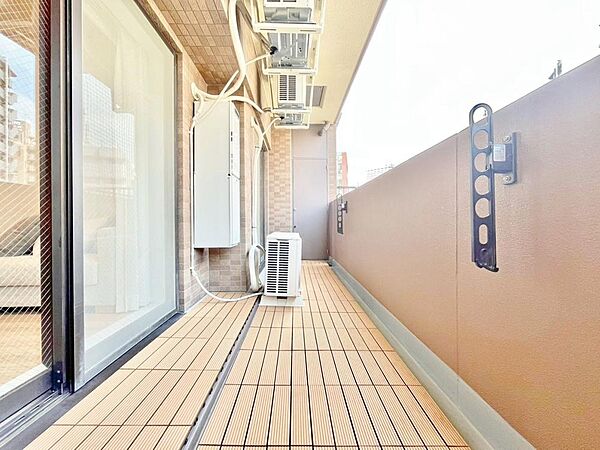 ここに住まわれる人にだけに許された専用の広々したバルコニー。めまぐるしく過ぎ行く日々の中でゆったりとした休息と癒しを提供してくれる居住者のプライベート空間があります。