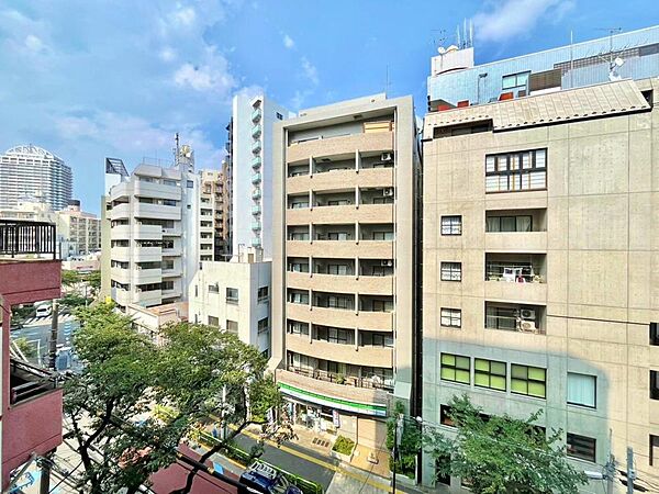 陽射しとともに、少しづつ装いを変える街の景観から、星空が地上に映りこむかのような夜景のきらめきまで、この街ならではの美しい風景の物語が室内に展開します。手を伸ばせば、ふれることができそうな眺望も魅力。
