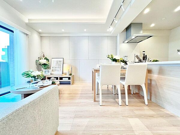 「LDKは家族だんらんをデザイン」。広いLDKでは家族が集まり一緒の時間がすごせる工夫がされております。何気ない一日の当たり前のひとコマがいつか一生の宝物になります。