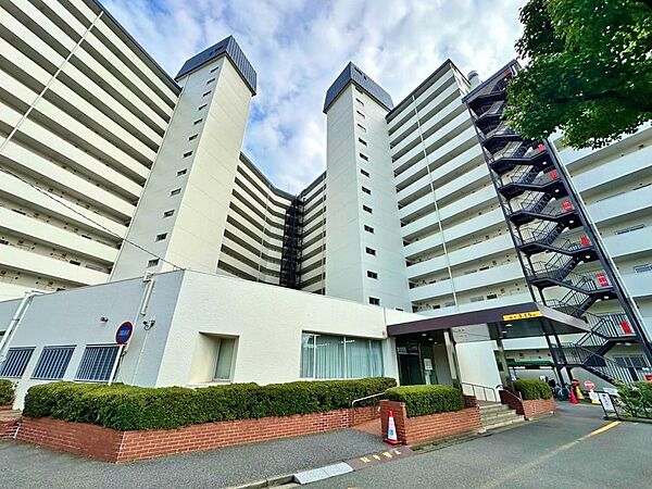 住む人を映し出す洗練された佇まいは、いつまでも輝き続けながらいつしか街の風景に溶け込んでいきます。