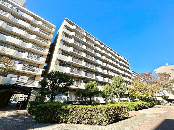 住空間を創造するかの様に荒々しくも繊細さを忘れない見事なコントラストが、住むほどに魅力の深みへと誰しもを誘います。「静」と「動」「暗」と「明」を見事に具現化した幻想的なマテリアルを是非ご堪能下さい。