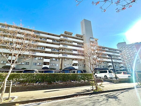 昼夜によって表情を変え、魅せる事を追求した重厚感あるフォルムは、時代の流れに惑わされないシックなカラートーンで雰囲気を演出。絶妙なコントラストで輝きを放ちます。