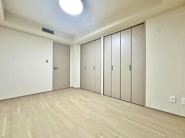 家族とのコミュニケーションを促進する拘り設計。快適な居住空間を演出し、都市型生活をより潤いある時間へ代えてくれます。