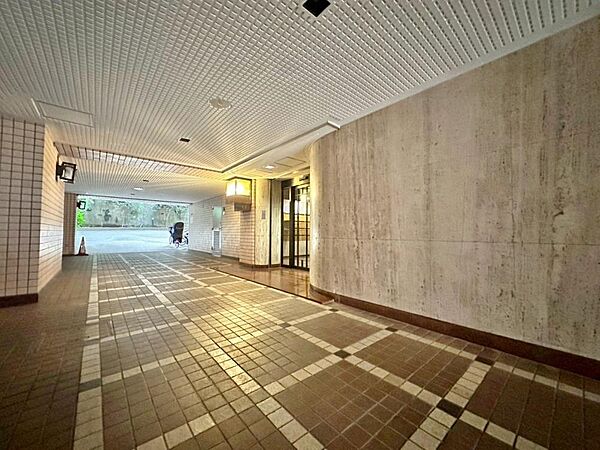 光を多く取り入れた明るいエントランス部分は高級感ある仕上り。将来に亘って誇れる我が家の大事な入り口部分。