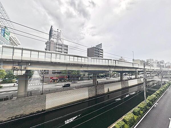 その豊かな眺望にふさわしい空間には、通風・採光にも優れ、心地よい光と風があふれています。