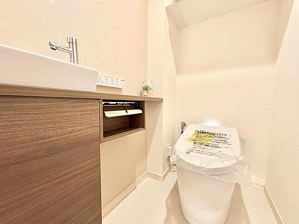 十分な広さと清潔感のあるカラーで纏まったおトイレ。時間に余裕とゆとりを持たせます。