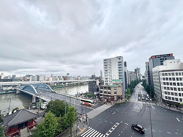 その豊かな眺望にふさわしい空間には、通風・採光にも優れ、心地よい光と風があふれています。