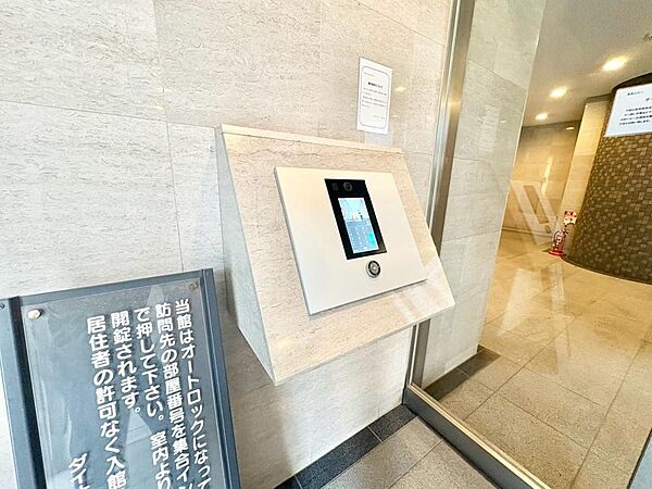 周辺に建ち並ぶ邸宅も、それぞれに個性がありながらも全体的に瀟洒な雰囲気を醸し出している邸宅街の一角。