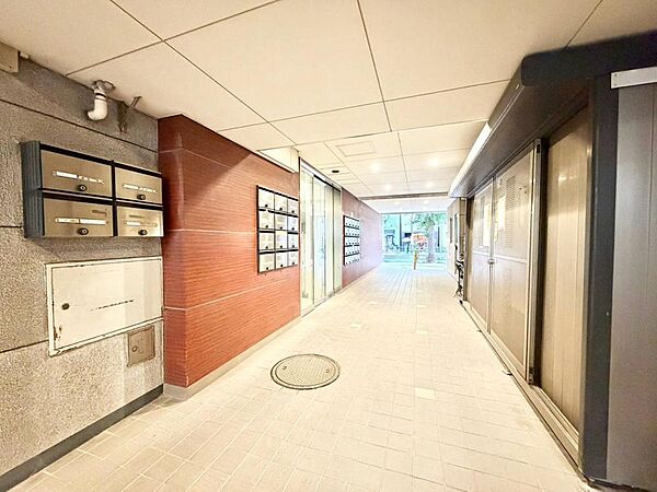 いくつかの種類の石と、木質系の素材が創出する雰囲気は、現代的な「和」の風情を感じさせます。