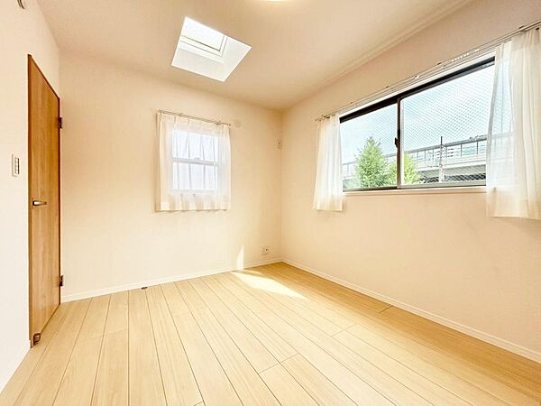 大きな窓からたっぷりと陽光が注がれる明るい空間。家族の成長に対応できる永住仕様の間取り。一日の疲れを癒やしてくれる、時を忘れて過ごせる空間。