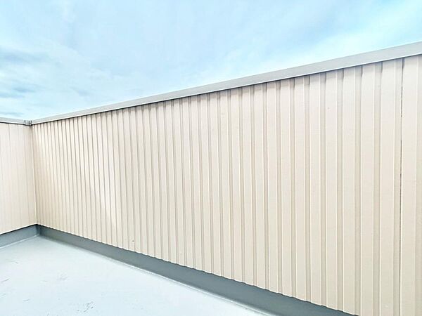 頬をなでる優しい風を感じることが出来るバルコニー。つい深呼吸をしたくなる気持ちの良い眺望はこのお部屋の自慢です。もちろんお洗濯物を干すスペースとしても十分な広さがあります。