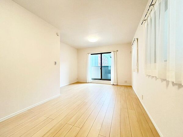 贅沢といえるほどの豊かな居住性と、プライドを満たすクオリティが見事に調和した住空間。リビングも広く設け、訪れる人々を暖かく迎えてくれます。