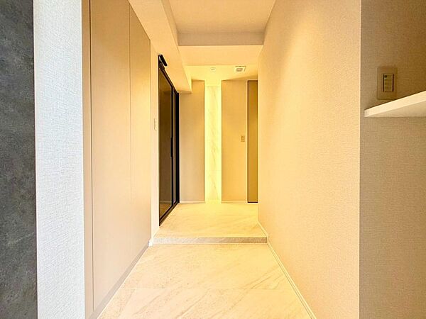 上質感漂う玄関と廊下。居住者の帰り、訪れる方を優しく迎える・安らぎに満ちた生活空間を予感させる。健やかな暮らしを楽しめそう。