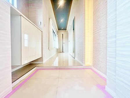 上質感漂う玄関と廊下。居住者の帰り、訪れる方を優しく迎える・安らぎに満ちた生活空間を予感させる。健やかな暮らしを楽しめそう。
