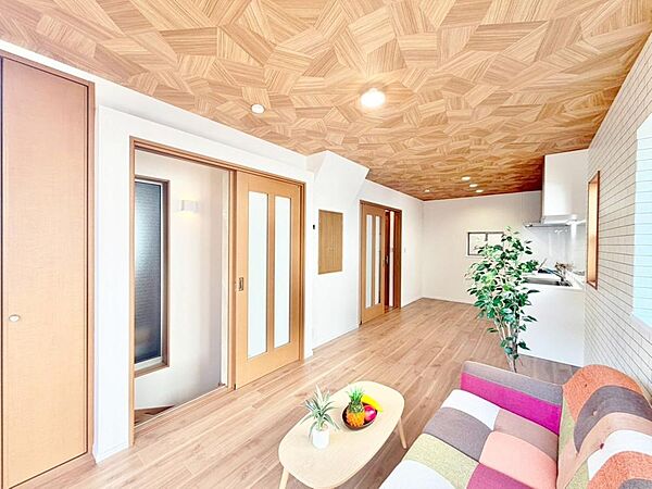 「LDKは家族だんらんをデザイン」。広いLDKでは家族が集まり一緒の時間がすごせる工夫がされております。何気ない一日の当たり前のひとコマがいつか一生の宝物になります。