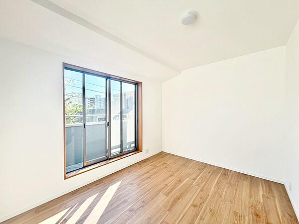 居室にはクローゼットを完備し、自由度の高い家具の配置が叶うシンプルな空間です。お子様の成長と共に必要になる子供部屋にぴったりの間取りですね。