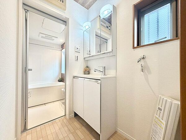 平日の朝であっても、落ち着きとくつろぎを感じられる。歯磨き粉が行方不明になるようなごちゃごちゃ感も解消。スムーズに身支度が完了します。コーディネートされた空間で気持ちよく身だしなみを整えられます。