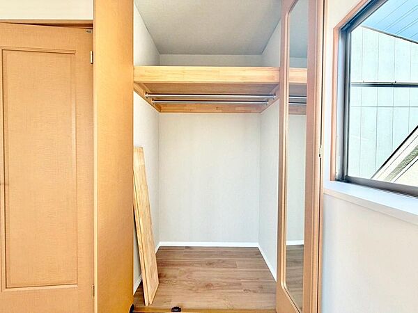 奥行きのあるクローゼットを採用。衣装ケースや、掃除機といった電化製品まで多くの物を収納できるようなつくりになっております。是非一度、ご自身の目でお確かめ下さい。