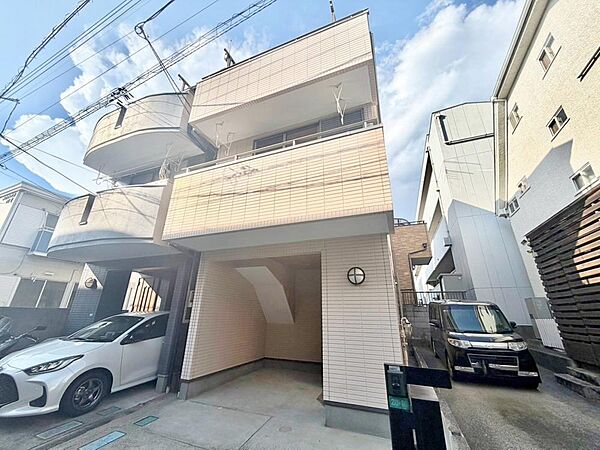 都会的な、ハイセンスな空間とともに、対照的な成熟した街並みを併せ持つことも、この邸の大きな特徴です。素敵な新生活の始まりを、本邸宅で迎えてみてはいかがでしょうか。