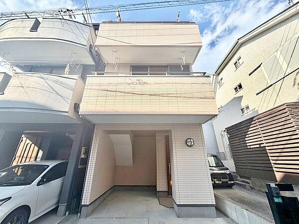ファミリーカーの需要が多い中、駐車場も広めに確保いたしました。ご主人様のお車のお手入れにも気合が入りますね。