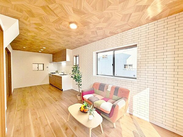 降り注ぐ陽光をいっぱいに浴びて、ライトと共にLDK全体を明るく・開放感のある空間にしました。多くの時間を過ごす住まいだからこそ、いつも快適な場所であるように心掛けています。