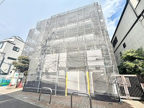 輝かしい未来を予感させる、立体的な造形とガラスのマテリアルが織りなすシャープな表情は、時をえ、時代をえて、美しく誇り高い存在感を物語ります。