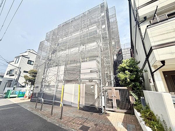 街に溶け合う美しい景観を生みだしているにも関わらず、採光や風通しを考えて設計された間取り。近隣との視線を考え、街全体で調整される窓位置。外観だけでなく、そこに住まうご家族の心地よさを最優先しました。