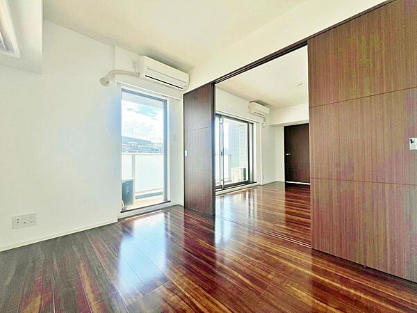 家族とのコミュニケーションを促進する拘り設計。快適な居住空間を演出し、都市型生活をより潤いある時間へ代えてくれます。