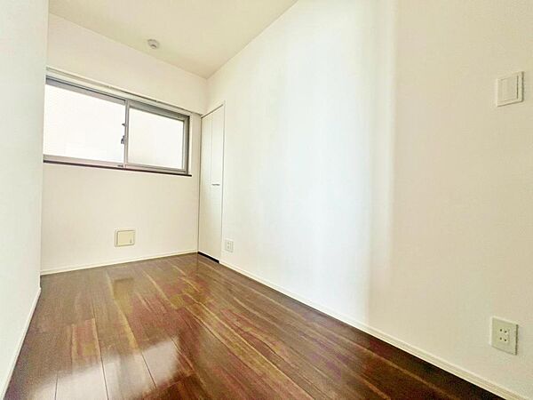 家具の配置のし易い室内です。趣味の部屋としても充分な広さを確保しております。