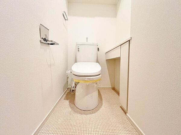 清潔感あるクロスと温もり溢れるモダンカラーの床材が見事に調和した本邸宅は、毎日の生活を少しでも快適に過ごして頂ける様に落ち着いた雰囲気作りから行っています。