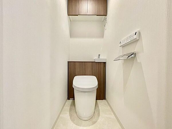 十分な広さと清潔感のあるカラーで纏まったおトイレ。時間に余裕とゆとりを持たせます。