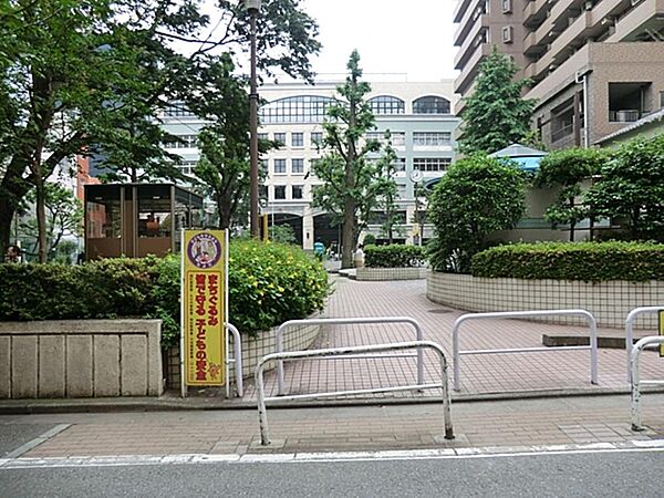 芳林公園まで約687m
