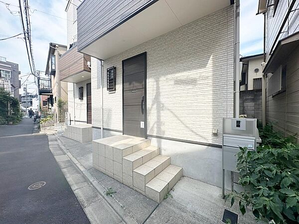 街に溶け合う美しい景観を生みだしているにも関わらず、採光や風通しを考えて設計された間取り。近隣との視線を考え、街全体で調整される窓位置。外観だけでなく、そこに住まうご家族の心地よさを最優先しました。