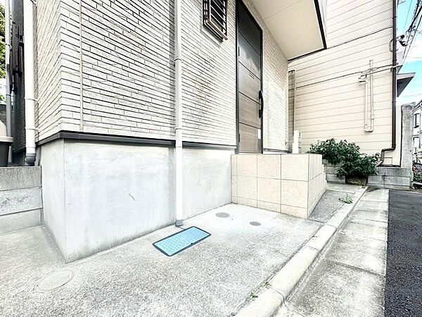都会的な、ハイセンスな空間とともに、対照的な成熟した街並みを併せ持つことも、この邸の大きな特徴です。素敵な新生活の始まりを、本邸宅で迎えてみてはいかがでしょうか。