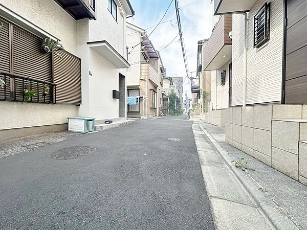 小学校入学前の子どもを持つ家庭の約6割が「家族や子どものため」に購入を希望。入学後の転校を避け、広い空間でのびのび育てたいなどの親心が、家探しのきっかけになっているようです。