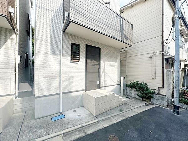 物件の陽当りや通風・仕様設備やお部屋の大きさの比較、近隣・周辺環境や街並みなど、資料には掲載していない情報が現地にはたくさんあります。　是非一度、現地をご確認ください。