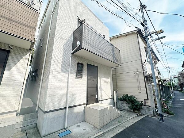 住空間を創造するかの様に荒々しくも繊細さを忘れない見事なコントラストが、住むほどに魅力の深みへと誰しもを誘います。「静」と「動」「暗」と「明」を見事に具現化した幻想的なマテリアルを是非ご堪能下さい。