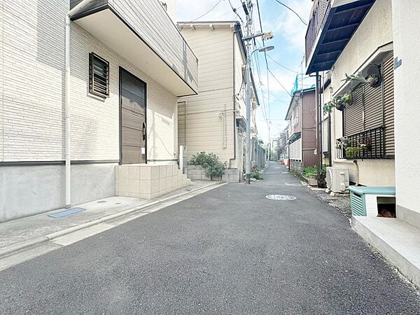 穏やかな風と陽光を導き、プライバシーに配慮された設計プランを採用し、居住性を一段と心地よいものにしています。周辺環境とのコラボレーションにより明るく開放的な空間を演出しております。