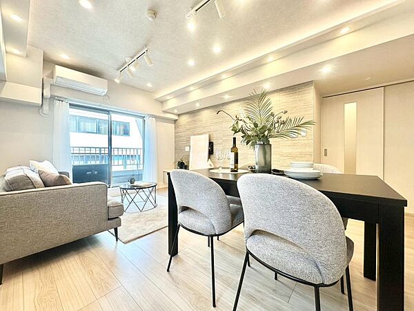 空気感という居心地の良いＢＧＭは、暮らしのステージを彩り、心からのやすらぎと満足感を与えてくれます。通風と採光を考慮したリビングは地域の鼓動を感じながらお寛ぎ頂くことが可能です。