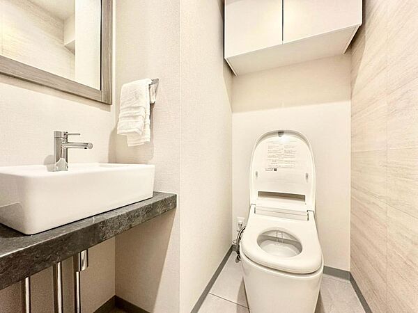 十分な広さと清潔感のあるカラーで纏まったおトイレ。ＬＤＫや居室とは離れており、洗面や浴室とも別の位置にある為、よりプライバシーへの配慮と落ち着いた空間となっております。