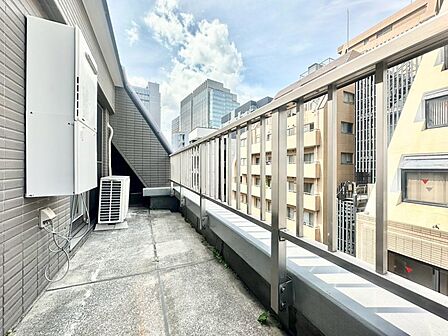 頬をなでる優しい風を感じることが出来るバルコニー。つい深呼吸をしたくなる気持ちの良い眺望はこのお部屋の自慢です。もちろんお洗濯物を干すスペースとしても十分な広さがあります。