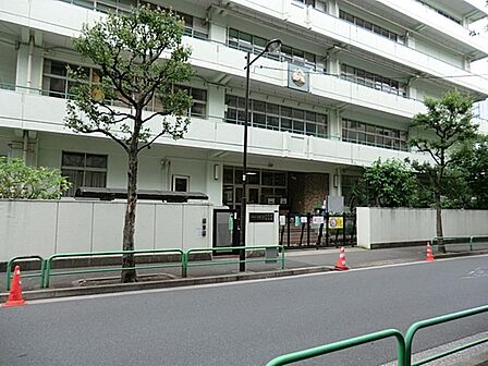 千代田区立お茶の水小学校まで約612m