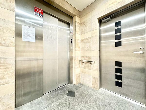 普段の生活でも勿論ですが、お荷物が多いときやお子様のベビーカーを運ぶときなど、持ち運びが大変なモノがある際は特に便利です。生活を彩る嬉しい設備が設置済です。