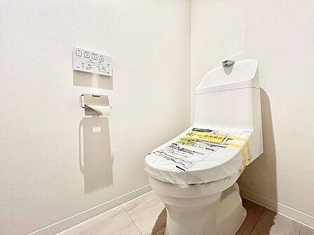 十分な広さと清潔感のあるカラーで纏まったおトイレ。LDKや居室とは離れており、洗面や浴室とも別の位置にある為、よりプライバシーへの配慮と落ち着いた空間となっております。
