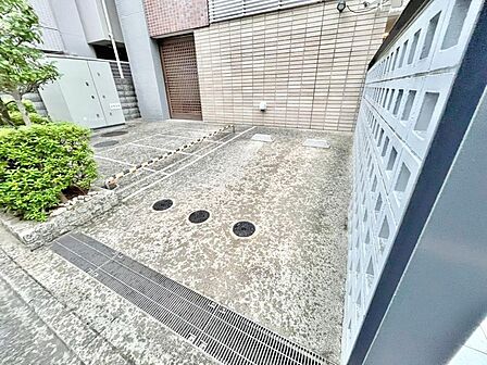 ファミリーカーの需要が多い中、駐車場も広めに確保いたしました。ご主人様のお車のお手入れにも気合が入りますね。