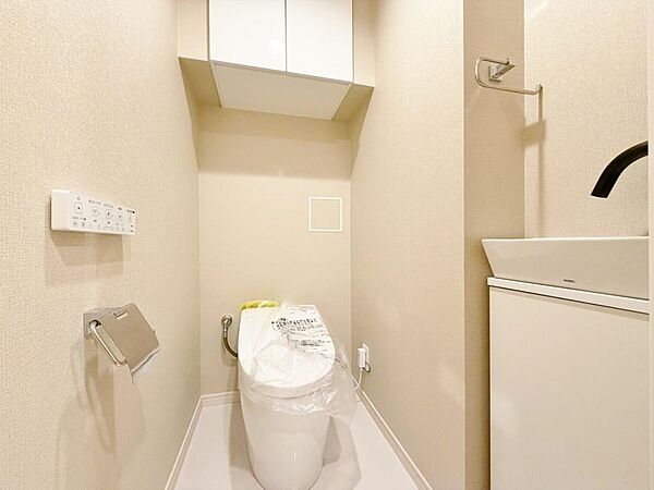十分な広さと清潔感のあるカラーで纏まったおトイレ。ＬＤＫや居室とは離れており、洗面や浴室とも別の位置にある為、よりプライバシーへの配慮と落ち着いた空間となっております。