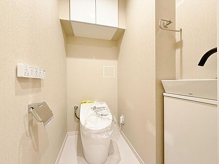 十分な広さと清潔感のあるカラーで纏まったおトイレ。ＬＤＫや居室とは離れており、洗面や浴室とも別の位置にある為、よりプライバシーへの配慮と落ち着いた空間となっております。
